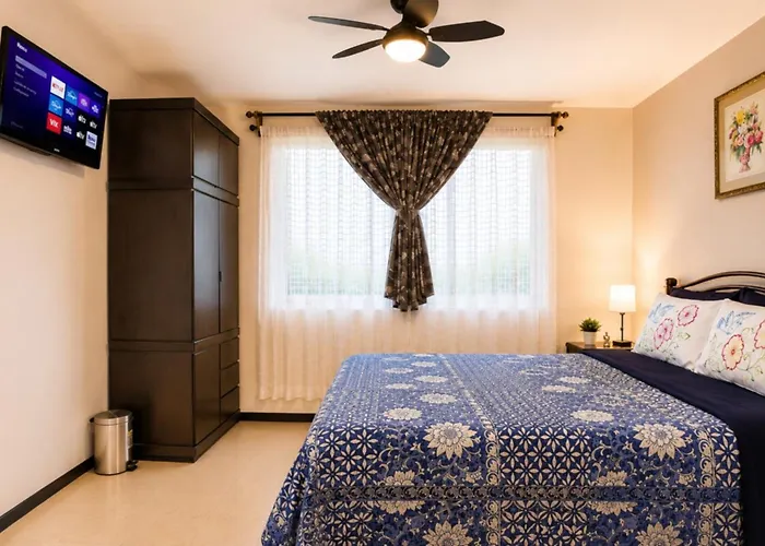 Habitación en casa particular Cozy Bedroom At 5 Min Airport T1 & T2